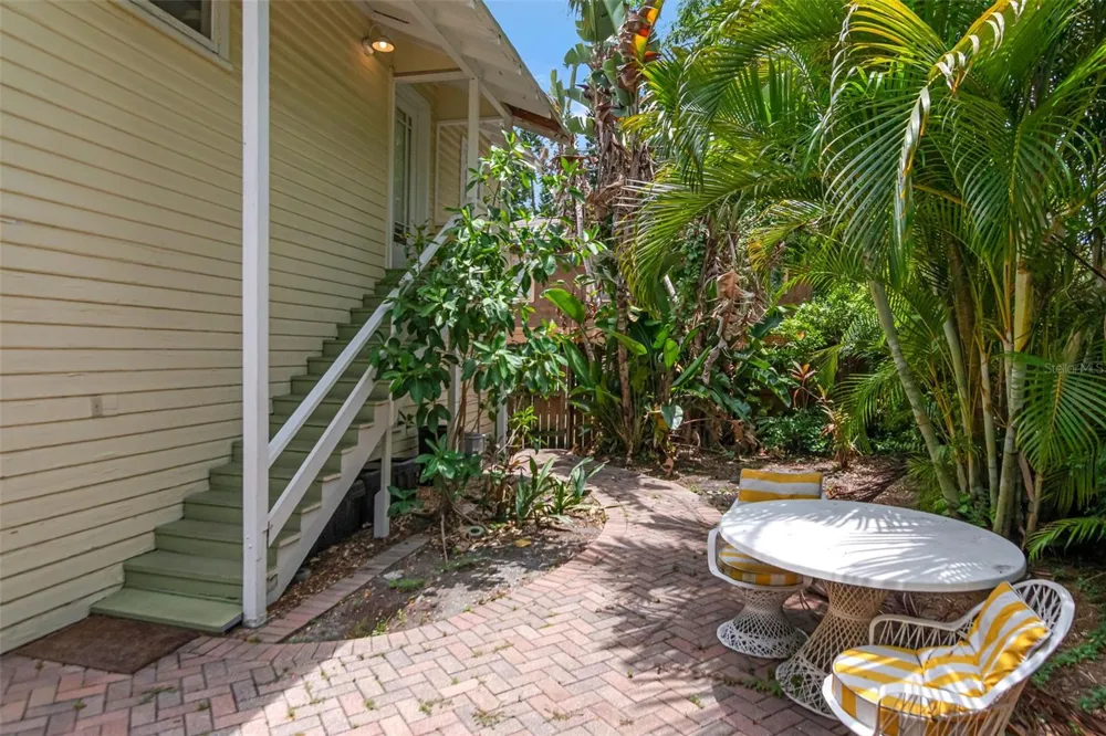 126 8TH AVENUE NE #1/2 St Petersburg, FL 33701