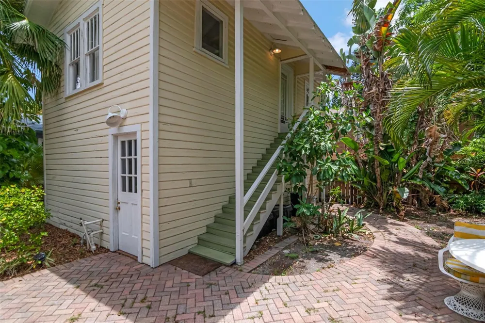 126 8TH AVENUE NE #1/2 St Petersburg, FL 33701