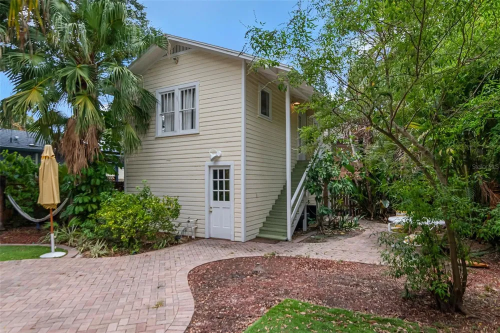 126 8TH AVENUE NE #1/2 St Petersburg, FL 33701
