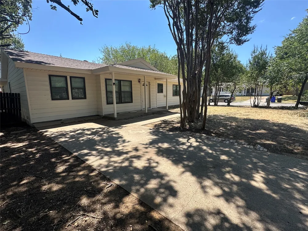 1000 Harris Drive Euless, TX 76039