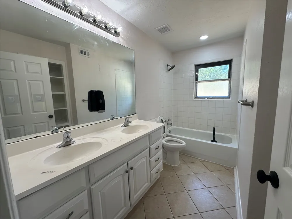 1000 Harris Drive Euless, TX 76039