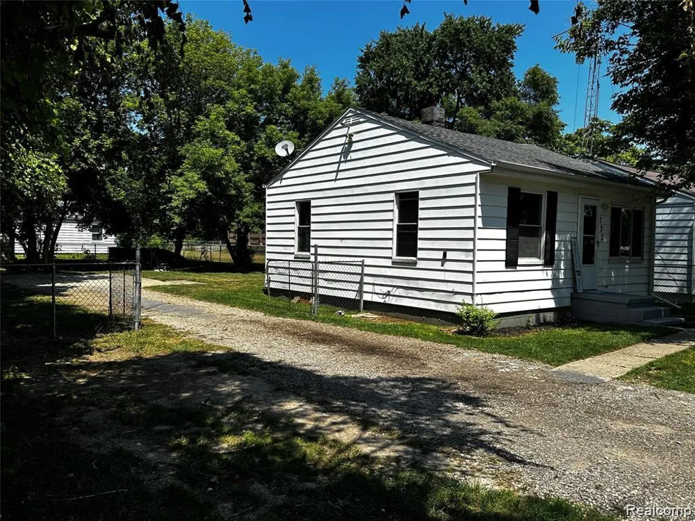 1233 Allen Street Burton City, MI 48529