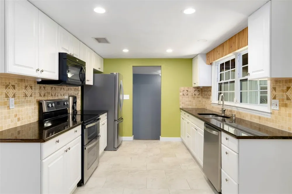 2702 GRAND CAYMAN STREET Sarasota, FL 34231