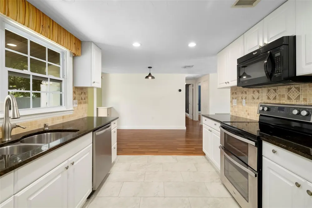 2702 GRAND CAYMAN STREET Sarasota, FL 34231