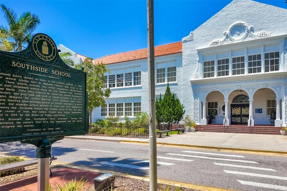 2702 GRAND CAYMAN STREET Sarasota, FL 34231