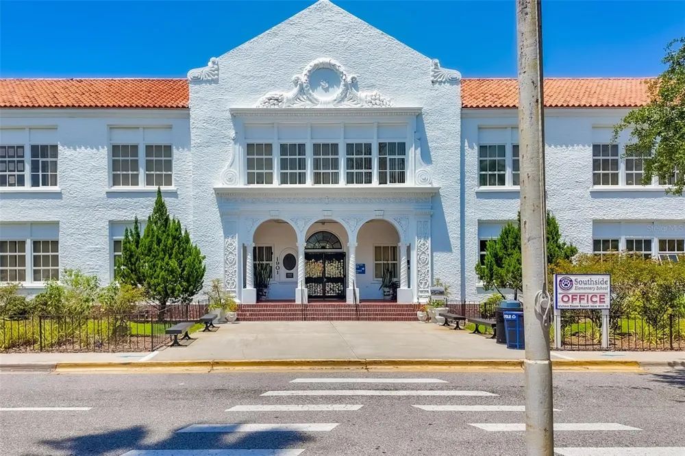 2702 GRAND CAYMAN STREET Sarasota, FL 34231