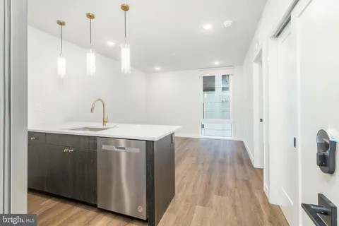 1102 GERMANTOWN AVENUE #405