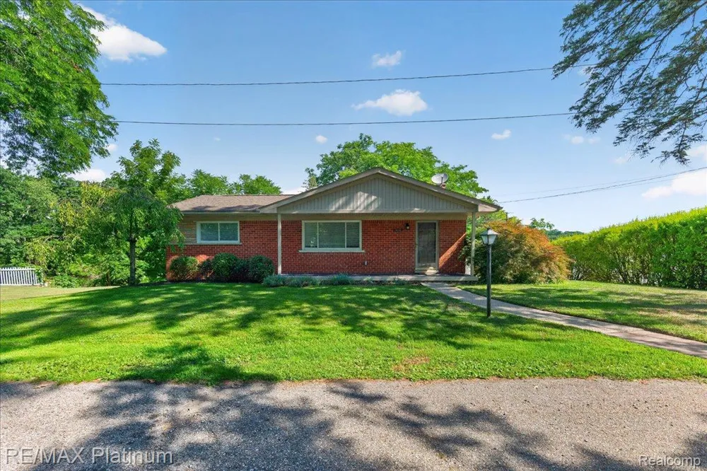 618 Chicago Drive Oceola Township, MI 48843