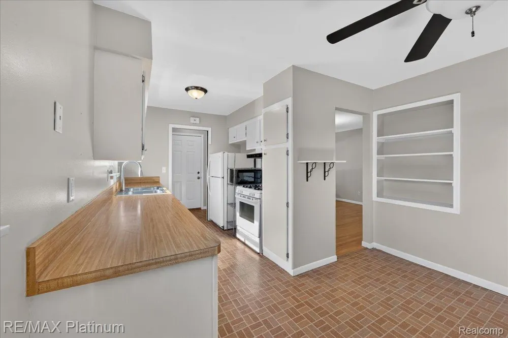 618 Chicago Drive Oceola Township, MI 48843