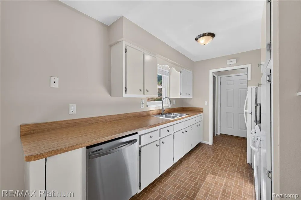 618 Chicago Drive Oceola Township, MI 48843