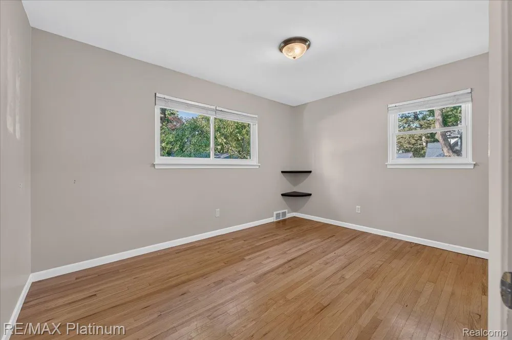 618 Chicago Drive Oceola Township, MI 48843