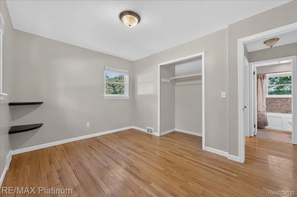 618 Chicago Drive Oceola Township, MI 48843