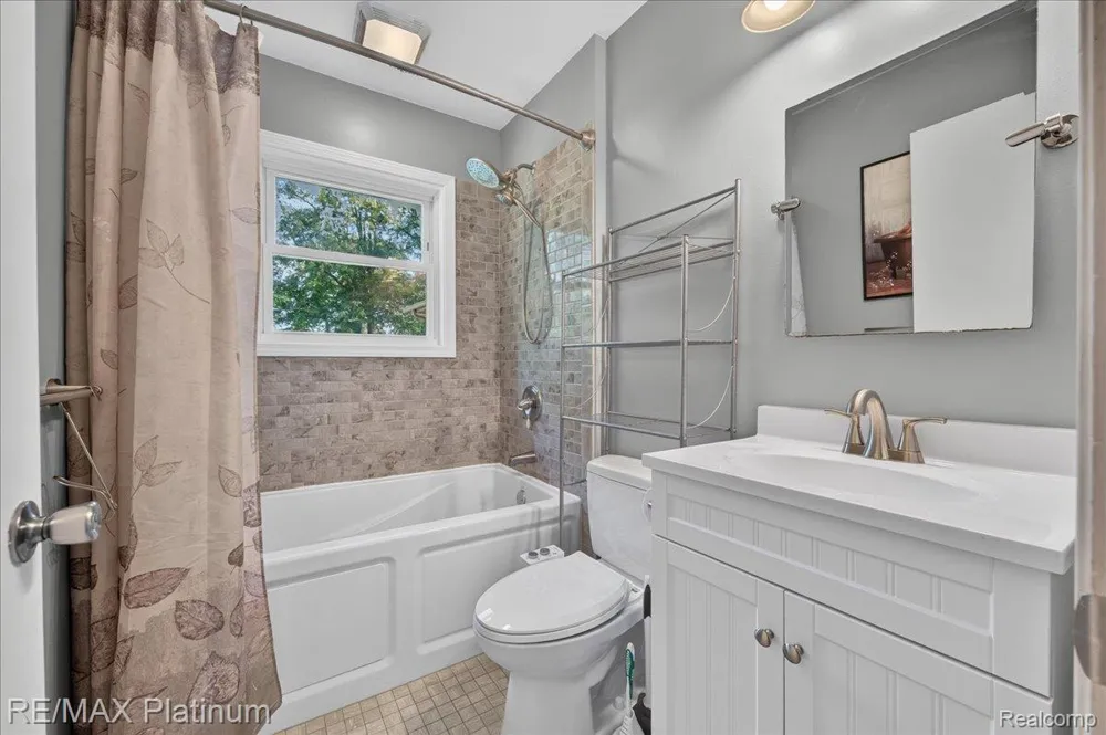 618 Chicago Drive Oceola Township, MI 48843