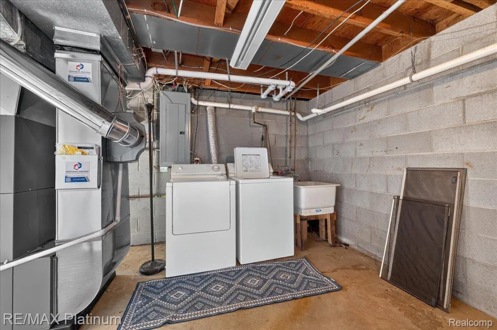 618 Chicago Drive Oceola Township, MI 48843