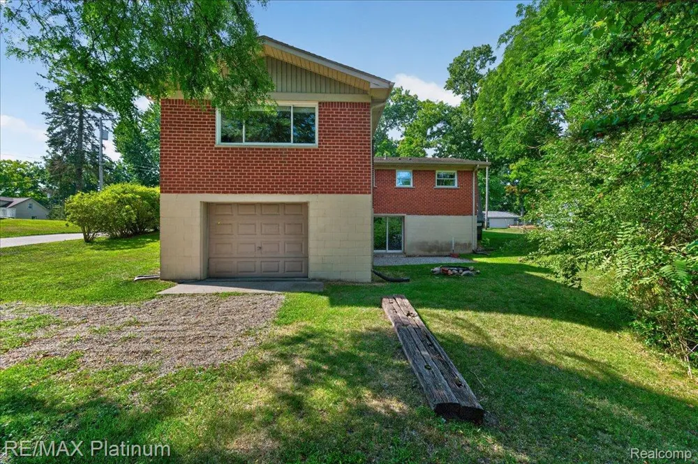 618 Chicago Drive Oceola Township, MI 48843