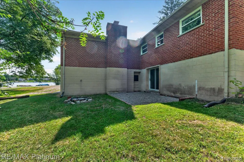 618 Chicago Drive Oceola Township, MI 48843