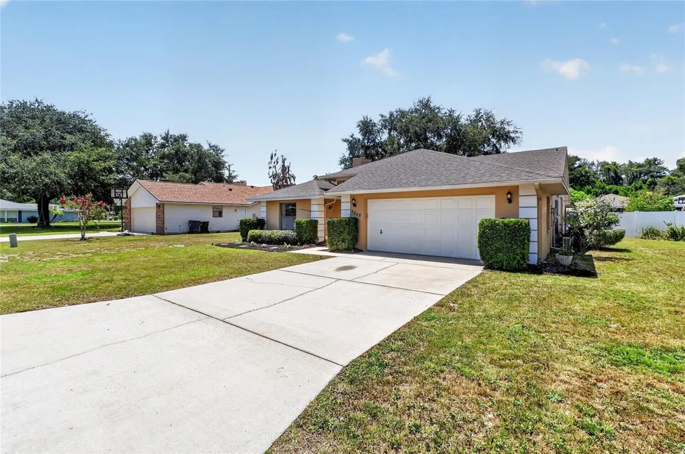 1202 VALENCIA LANE Auburndale, FL 33823