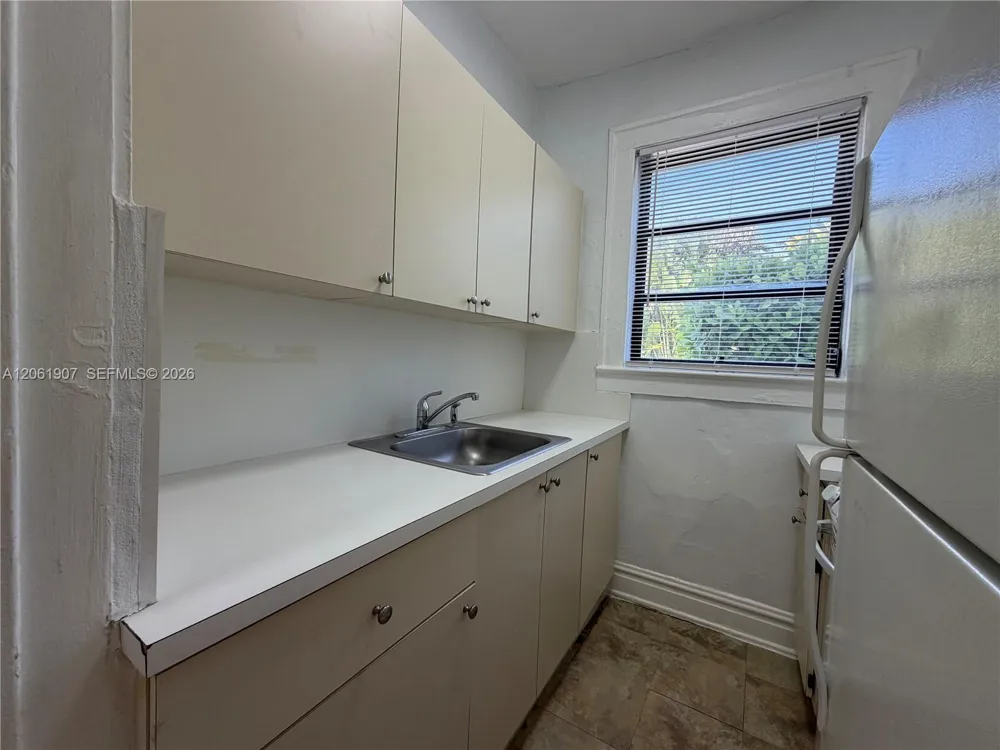 320 Mendoza Ave #6 Miami, FL 33134