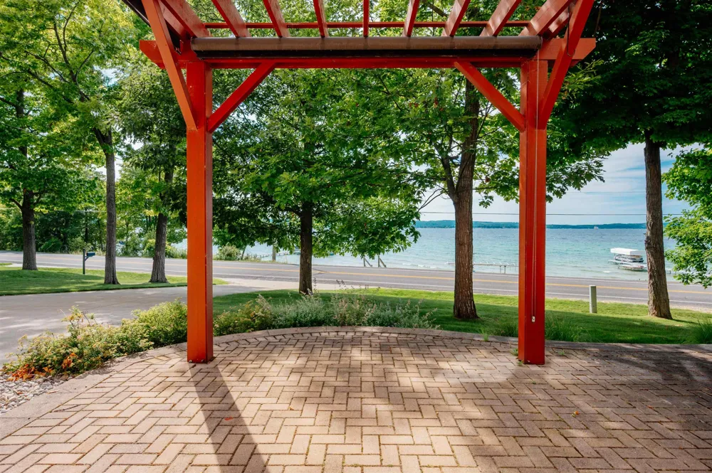 6860 Peninsula Drive Peninsula Township, MI 49686