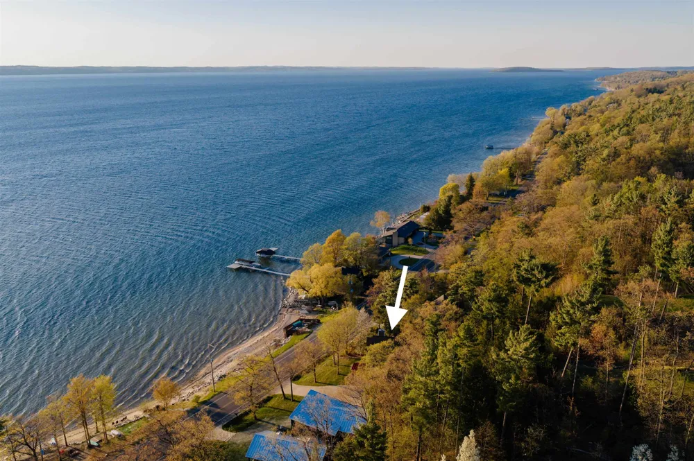 6860 Peninsula Drive Peninsula Township, MI 49686