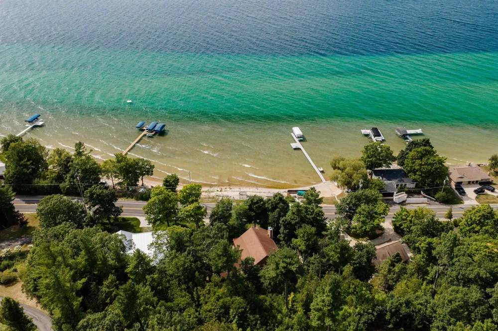 6860 Peninsula Drive Peninsula Township, MI 49686
