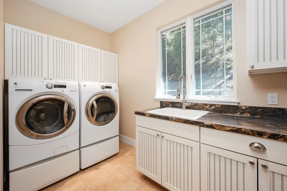 6860 Peninsula Drive Peninsula Township, MI 49686