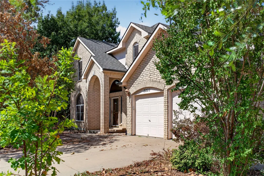 2201 W Brooklake Street Denton, TX 76207