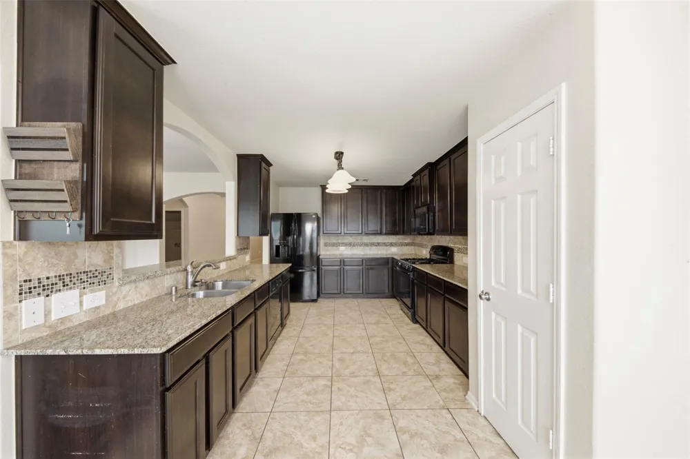 1284 Pinto Pass Alvin, TX 77511