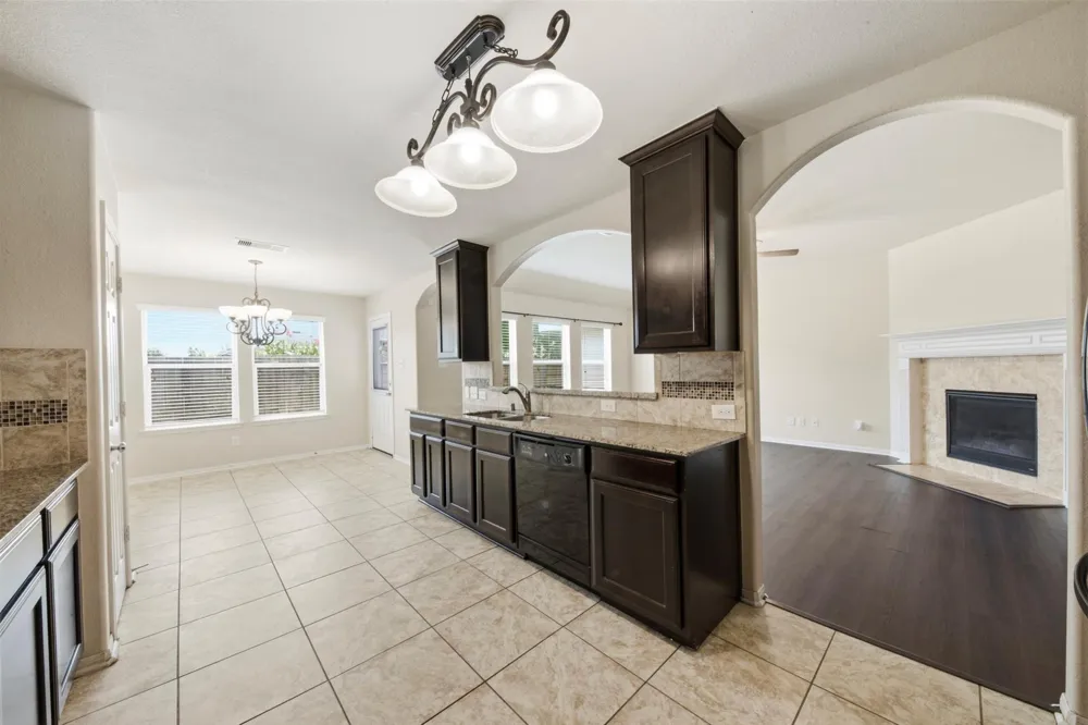 1284 Pinto Pass Alvin, TX 77511