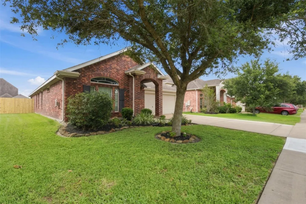 1284 Pinto Pass Alvin, TX 77511