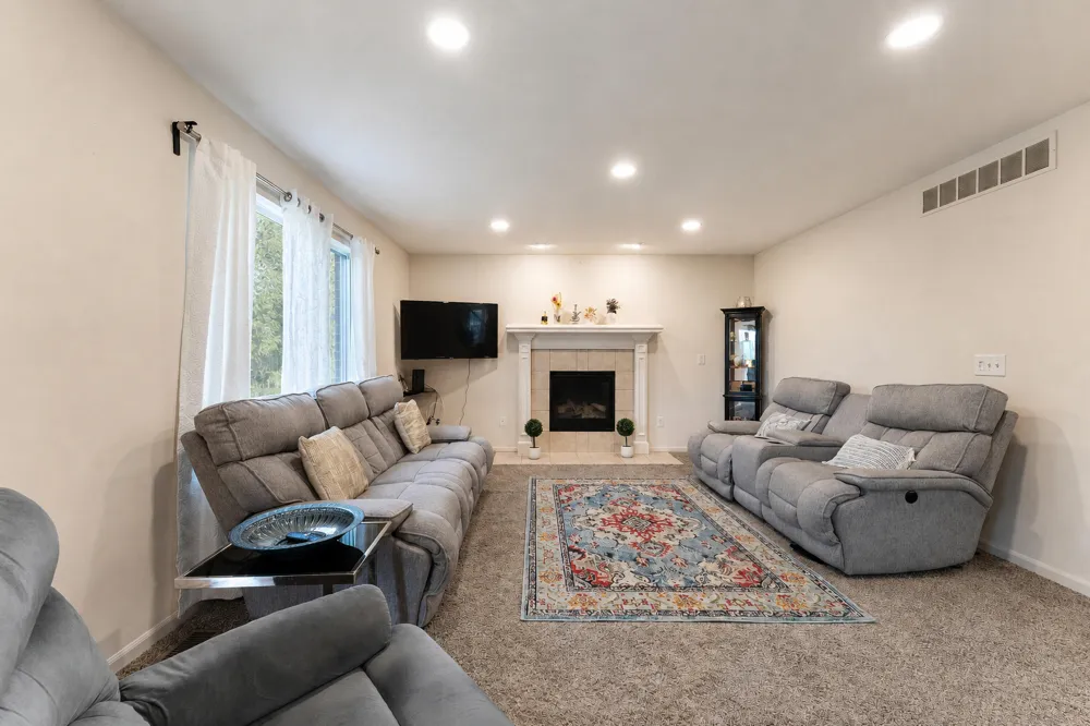 26626 Lakepointe Drive Taylor, MI 48180