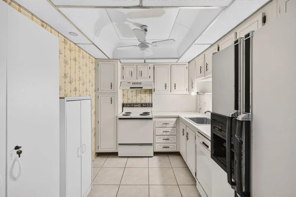1100 St Charles Place #PH3 Pembroke Pines, FL 33026