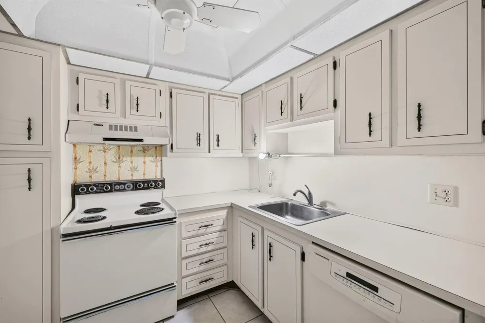 1100 St Charles Place #PH3 Pembroke Pines, FL 33026