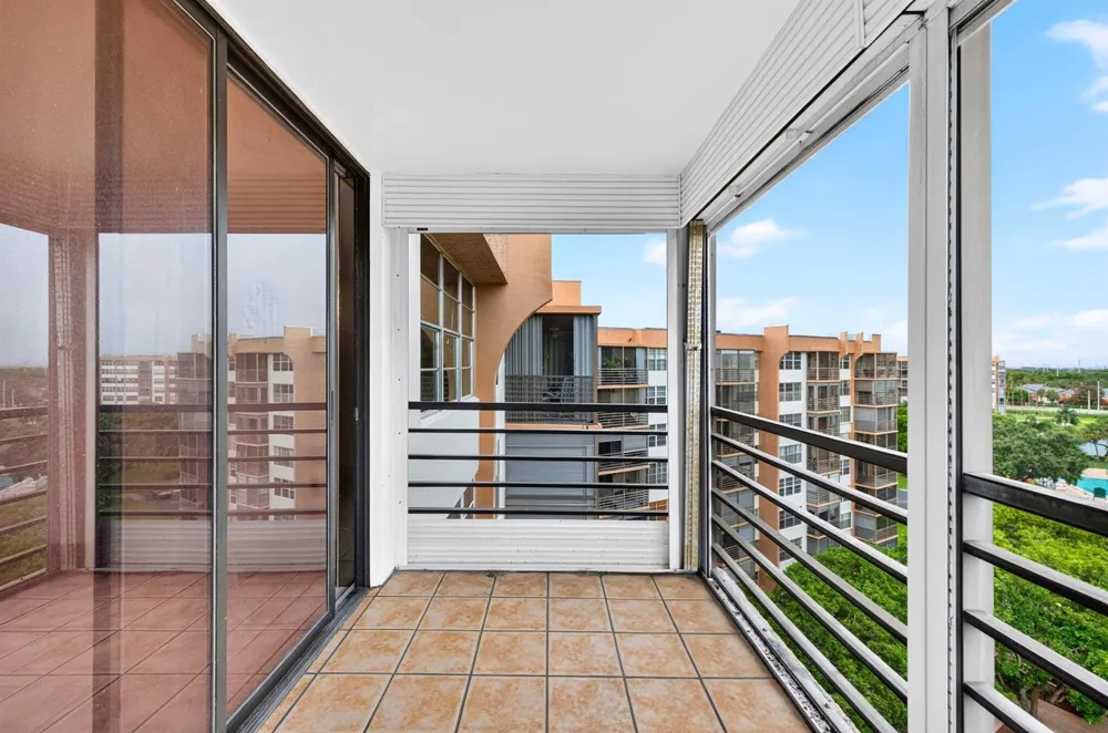 1100 St Charles Place #PH3 Pembroke Pines, FL 33026