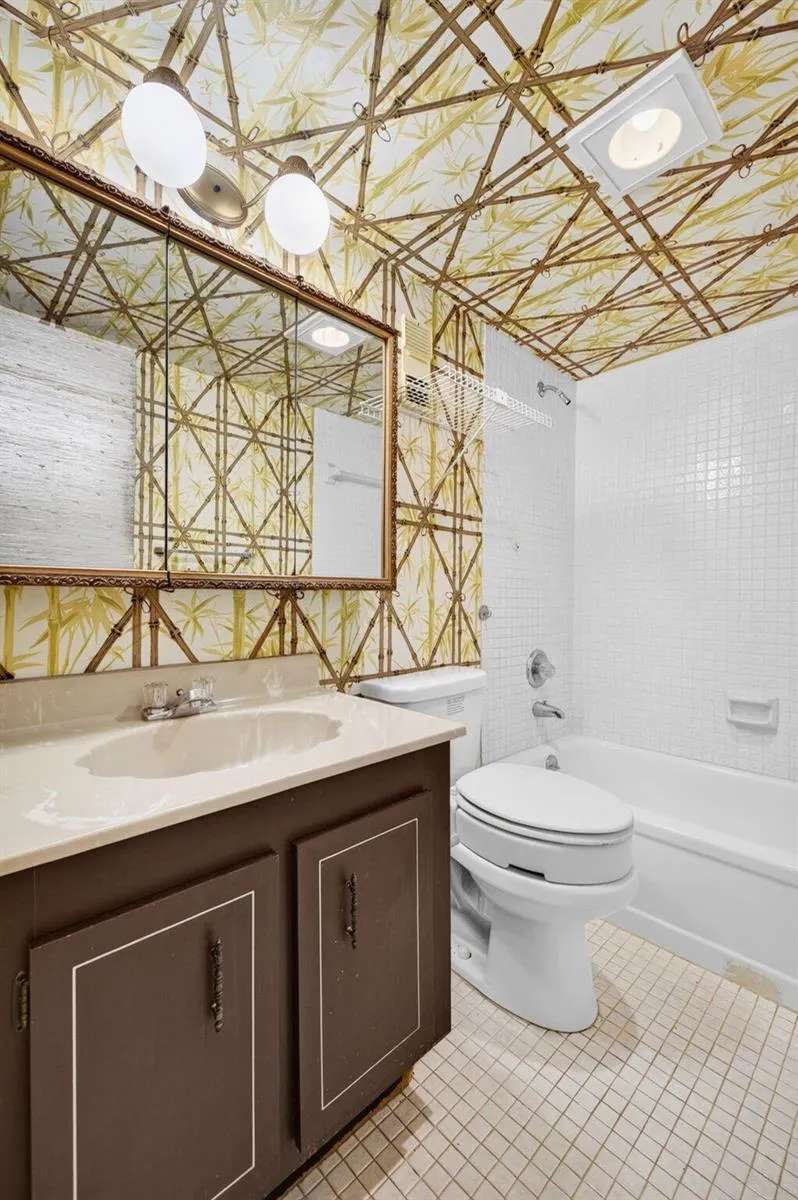 1100 St Charles Place #PH3 Pembroke Pines, FL 33026