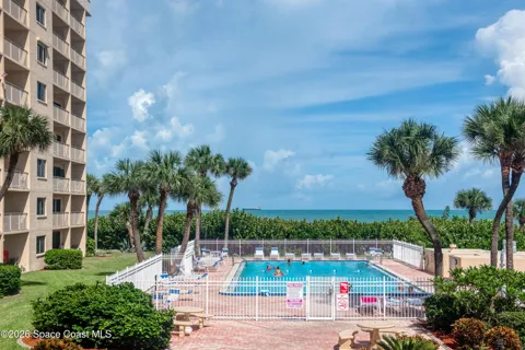 7520 Ridgewood Avenue #208
