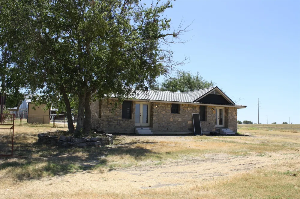 6610 CR 431 Jonesboro, TX 76538