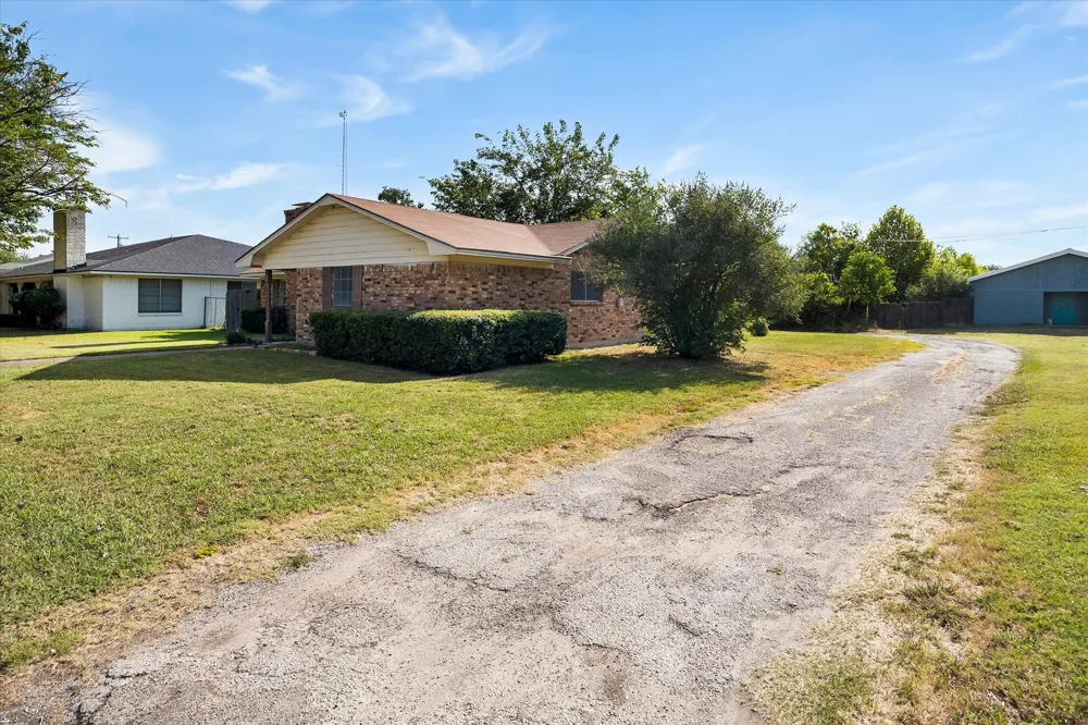 2925 Melmar Park Street Commerce, TX 75428