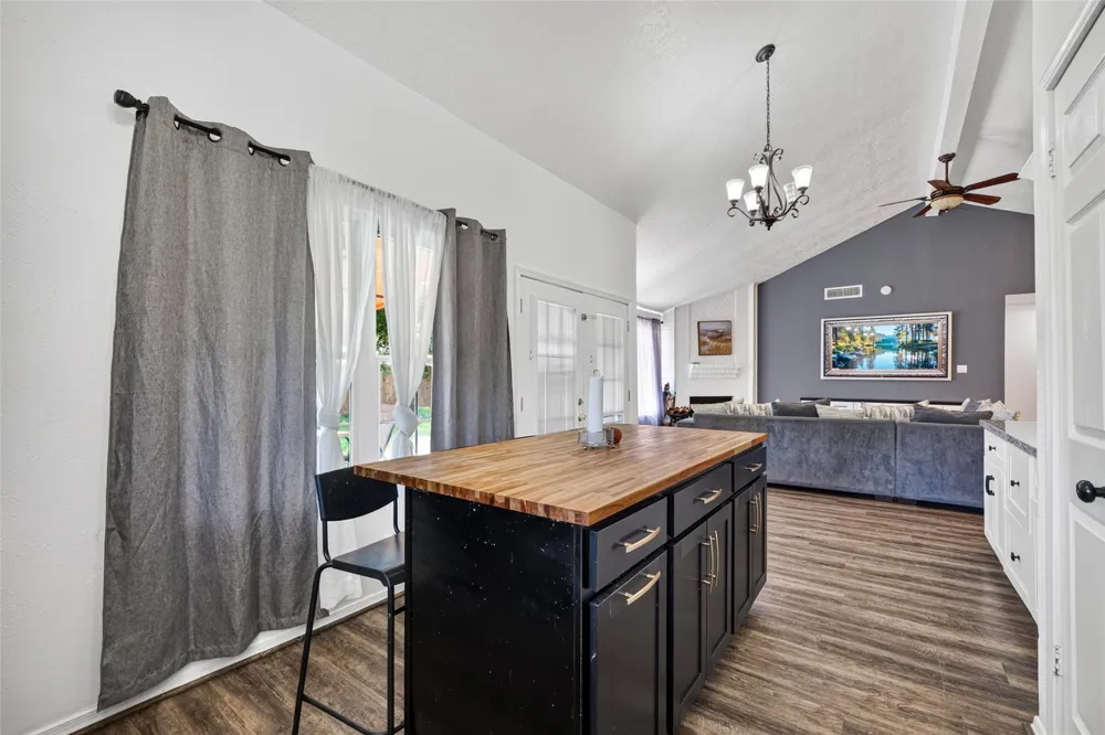 1011 Kensington Drive Pearland, TX 77584