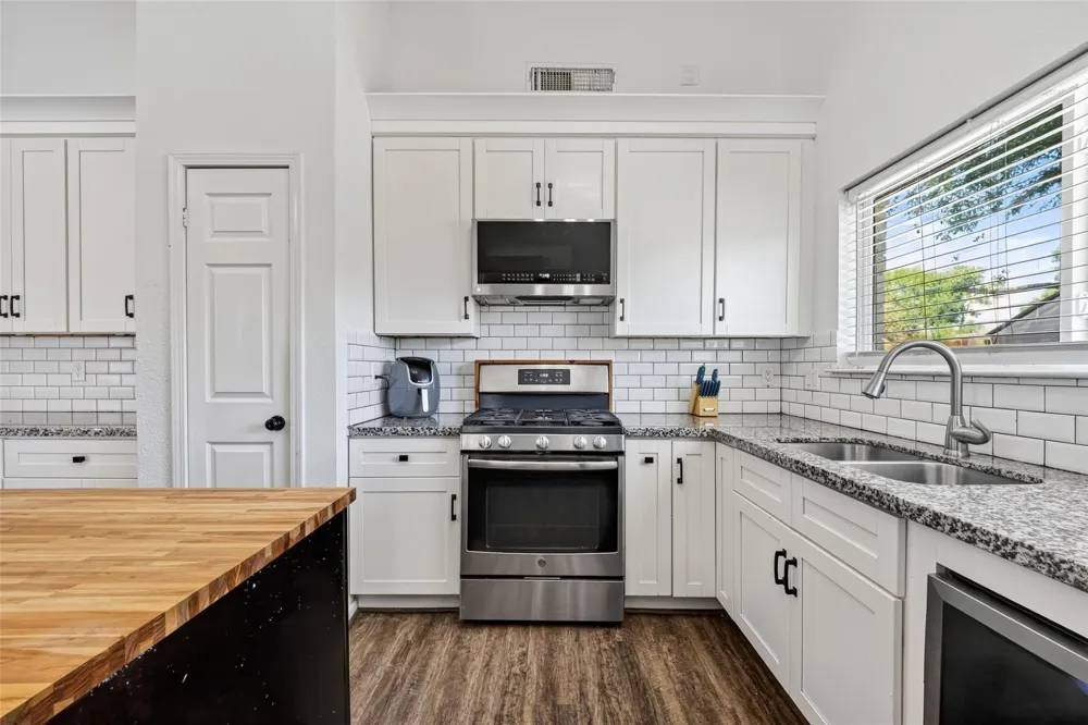 1011 Kensington Drive Pearland, TX 77584