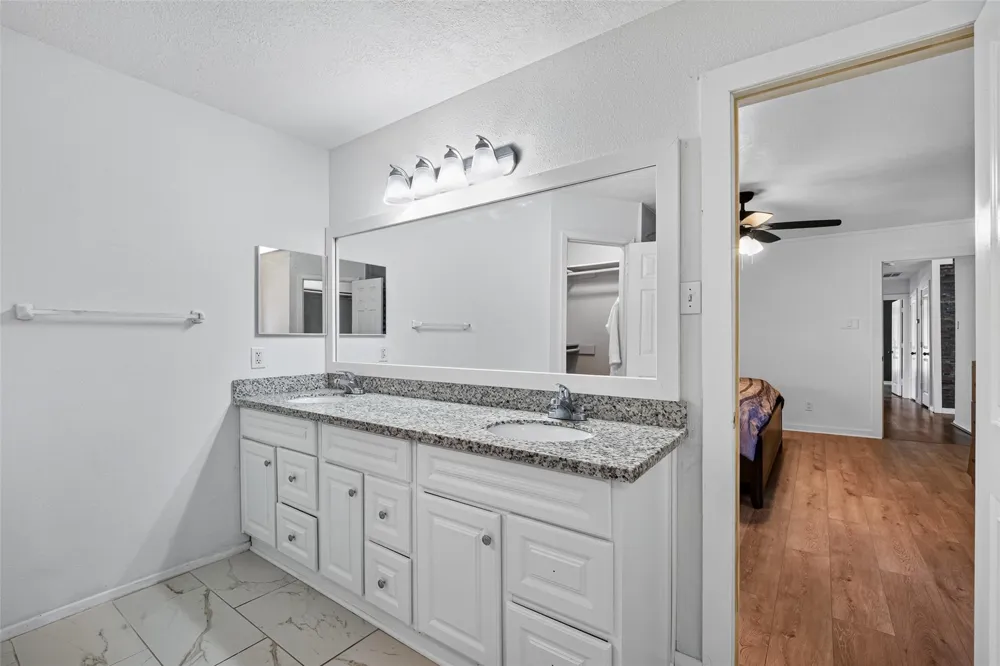 1011 Kensington Drive Pearland, TX 77584