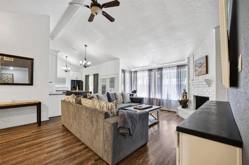1011 Kensington Drive Pearland, TX 77584