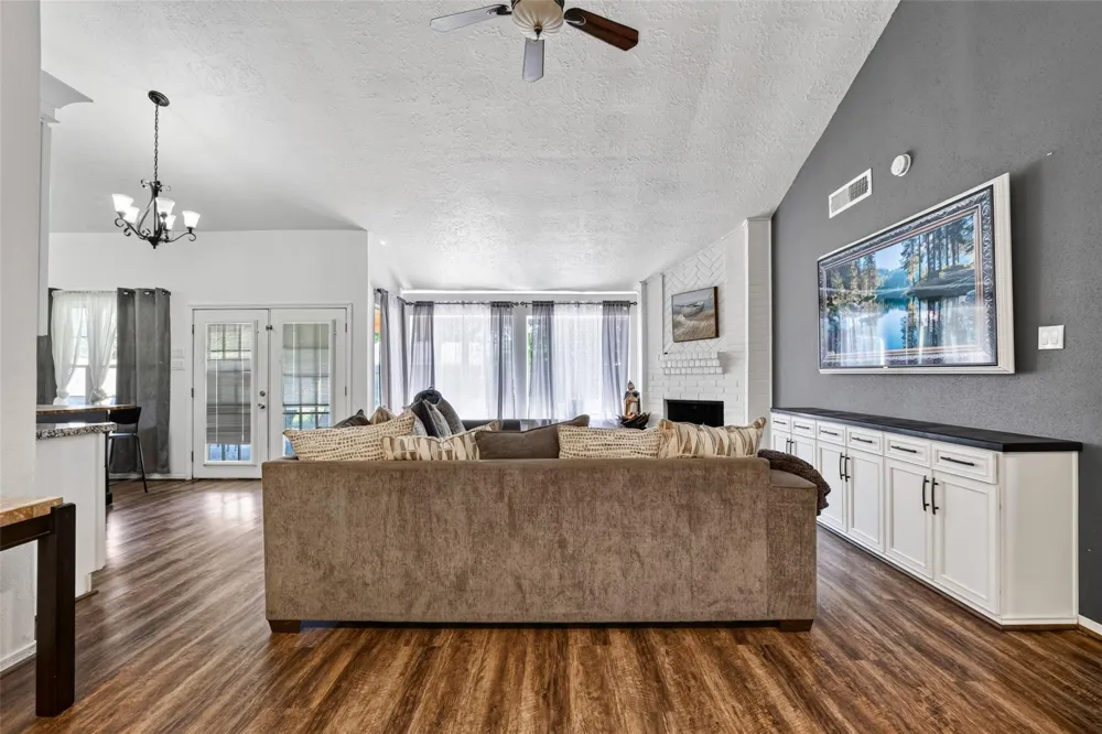 1011 Kensington Drive Pearland, TX 77584