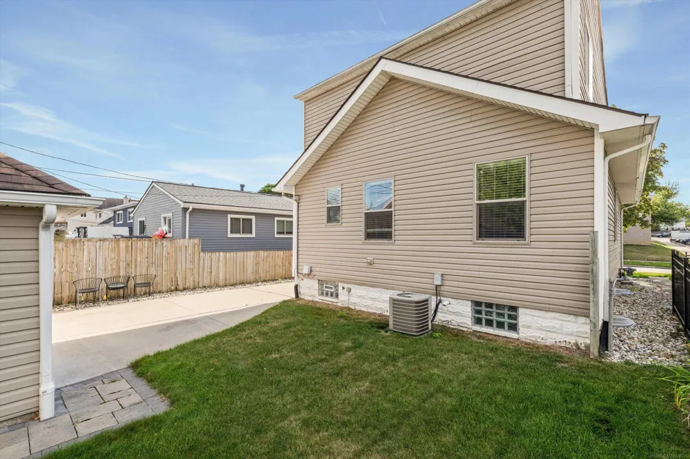 342 Marias Avenue Clawson City, MI 48017