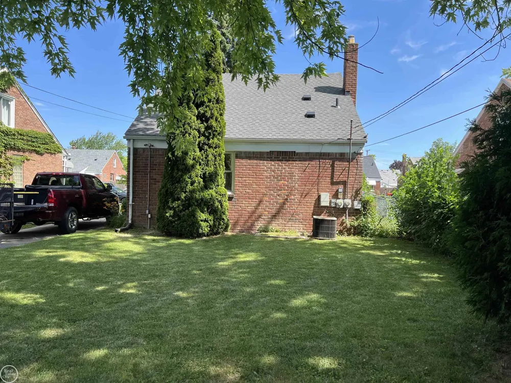 17930 Biehl Street Roseville City, MI 48066