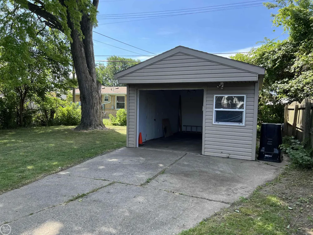17930 Biehl Street Roseville City, MI 48066