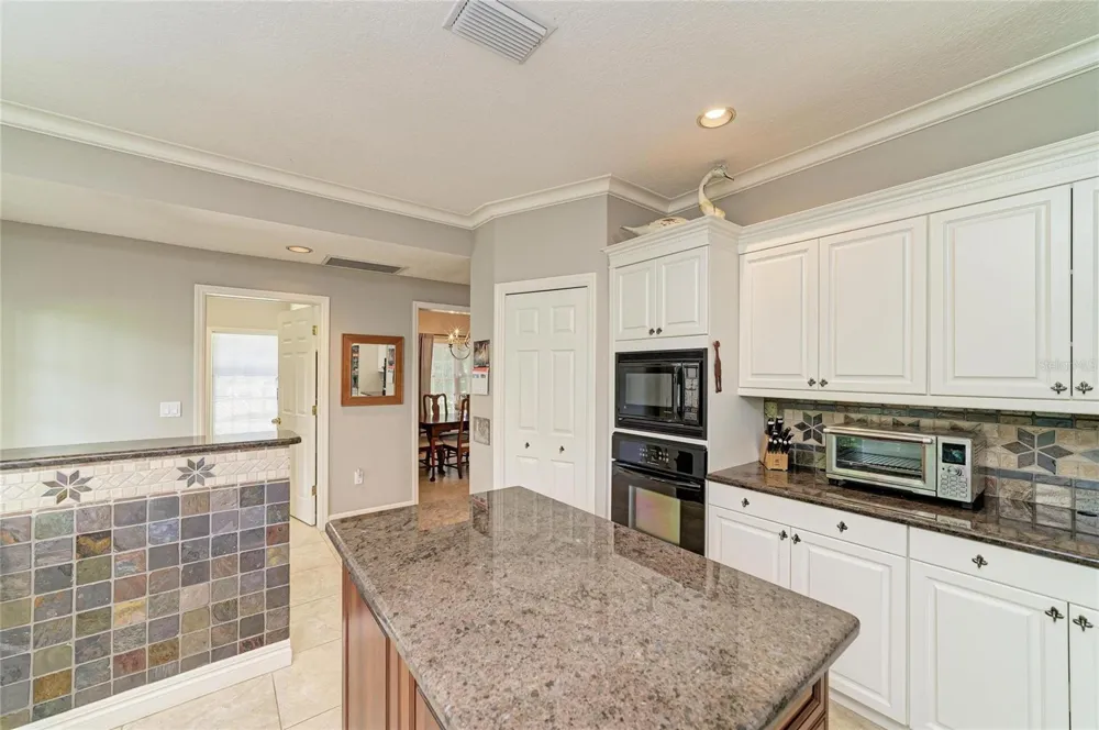 3706 AVENIDA MADERA Bradenton, FL 34210
