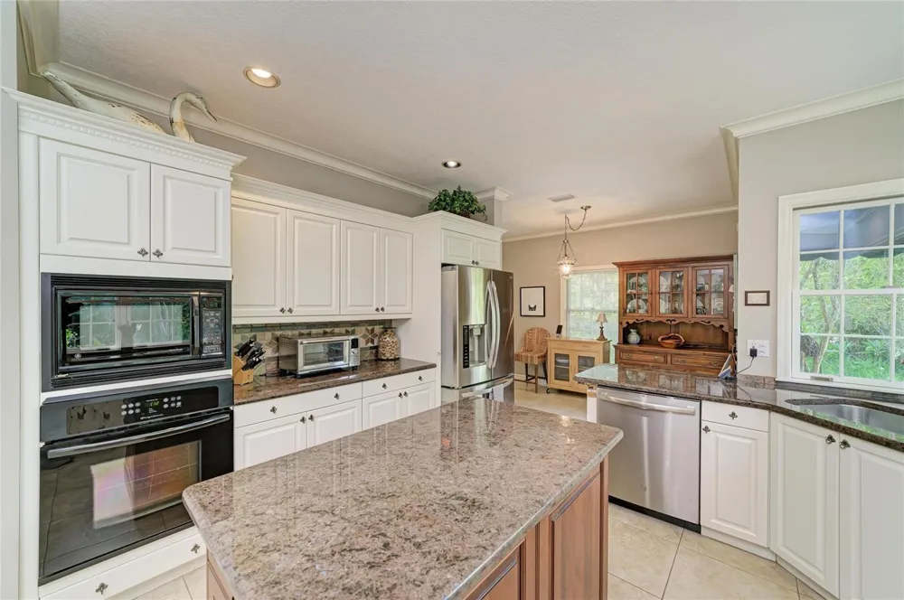 3706 AVENIDA MADERA Bradenton, FL 34210