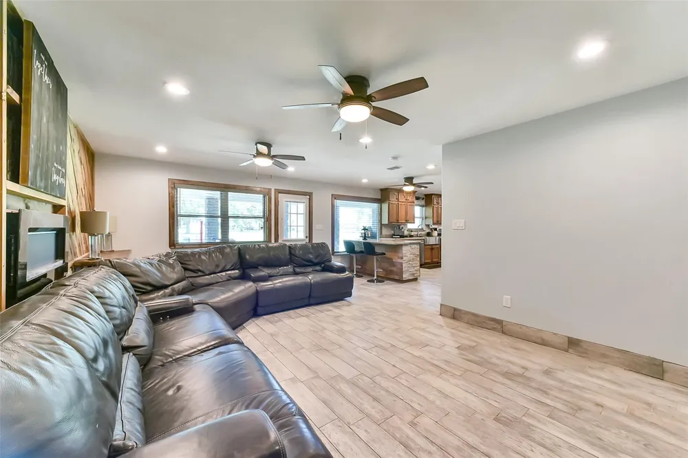 4190 County Road 145 Alvin, TX 77511