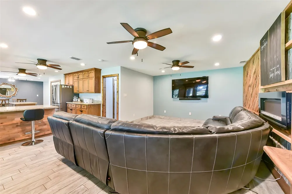 4190 County Road 145 Alvin, TX 77511